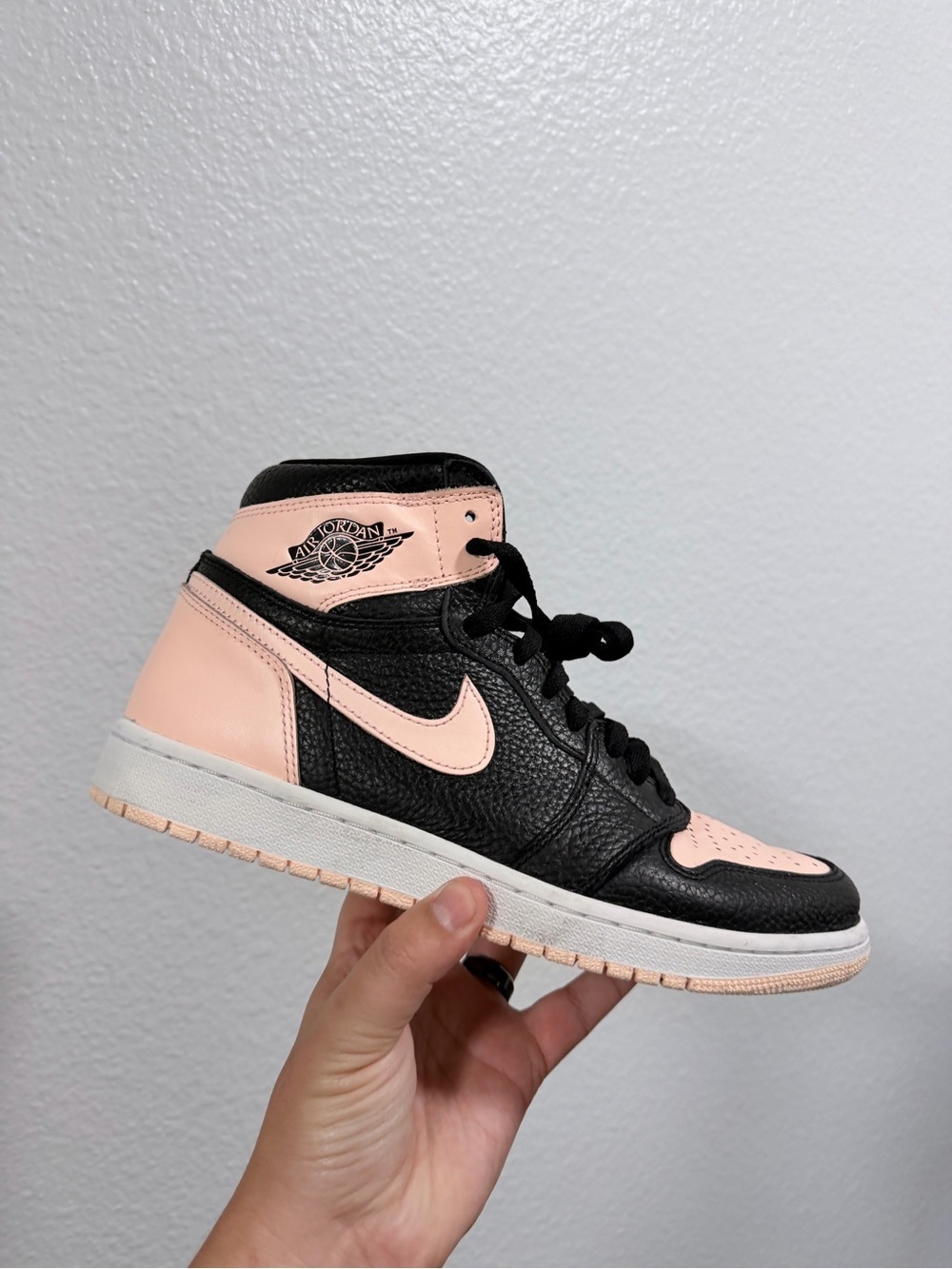 Jordan retro 1 high pink and black
